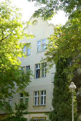 Giebel und Hauseingang Ferdinandstraße